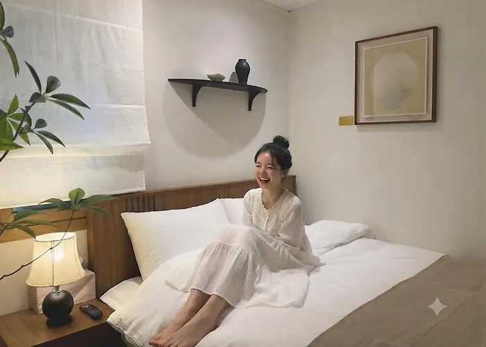 Hanok Style, Up To 6 People , Luggage Storage , Gyeongbokgung, Gwanghwamun, Jongno, Hongdae, Myeongdong, Ddp Сеул