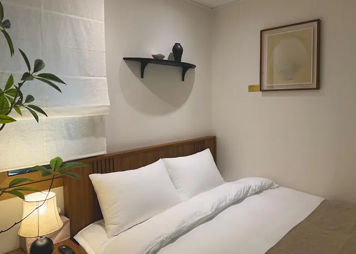 Hanok Style, Up To 6 People , Luggage Storage , Gyeongbokgung, Gwanghwamun, Jongno, Hongdae, Myeongdong, Ddp 招待所