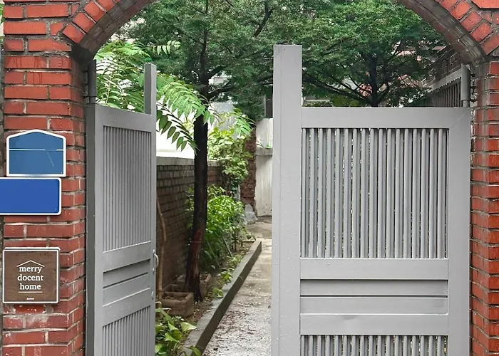 Hanok Style, Up To 6 People , Luggage Storage , Gyeongbokgung, Gwanghwamun, Jongno, Hongdae, Myeongdong, Ddp Гостевой дом Сеул